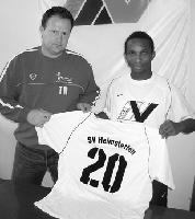 Okeke mit Trainer Schmöller, hier mit seinem neuen Trikot Nr. 20.	 Foto: Verein