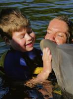 Therapie die hilft: Delphine lösen mit ihren Schallwellen krankheitshemmende Prozesse bei MPS-Patienten aus.Foto: dolphin aid e.V.