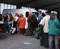 Einmal wöchentlich verteilt die Münchner Tafel an 20 Verteilstationen Lebensmittel an Bedürftige. Fotos: Verein
