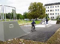 Die ersten »Testfahrten« haben bereits stattgefunden. Mit der Skateranlage entwickelt sich der Jugendspielplatz an der Triebstraße zum belebten Treffpunkt.	 Foto: Privat