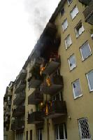 Feuer in der Voßstraße: Die brennend abtropfende Balkonverkleidung setzte darunter liegende Balkone in Brand.	Foto: Feuerwehr