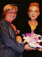 Nach dem Pokerface: Künstlerin Birgit Niemes (l.) und Vhs-Leiter Herbert Becke überreichen Sissi Perlinger die 15. Kleinkunstmaske.	Foto: gf