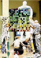 Aufbau einer Glasskulptur von Andrej Barov, bei den Vorbereitungen zu »Colour Matrix« im Museum für Abgüsse.	 Foto: VA