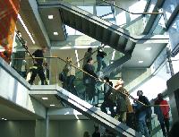 Treppenspiel: Jung und Alt lief am Samstag rauf und runter, um das neue Milbertshofener Kulturhaus bis in den letzten Winkel zu inspizieren.	 Foto: dkö