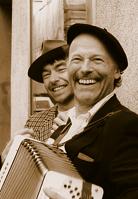 Träumen von der großen Welt: die Münchner Straßenmusiker Karl, Emil und Max.	 Foto: J. Klingemann