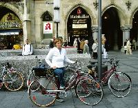 Nicht aufsteigen! Wer in der Münchner Fußgängerzone oder am Marienplatz mit dem Radl fährt, muss mit empfindlichen Strafen rechnen. 	Foto: katru