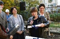 BA-Vorsitzende Adelheid Dietz-Will (2.v.r.) beim Befüllen der Zeitkapsel für den Grundstein der neuen Kinderkrippe in Haidhausen.	 Foto: Christine Dempf