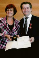 Christa Stewens überreichte Rudolf Sailer das Bundesverdienstkreuz am Bande.	 Foto: Verein