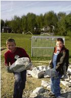 Stein auf Stein: Die Kinder bauten an der Burgruine fleißig mit. 	Foto: VA