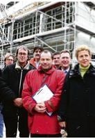 Allgemeine Zuversicht: Bürgermeister Josef Riemensberger (r.) besuchte den fertigen Rohbau mit Vertretern der Baufirmen und Schule.	 Foto: gf