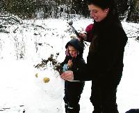 Naturkindergarten Bogenhausen: Schneemännchen verzieren mit allem, was die Natur derzeit so hergibt. Foto: ks