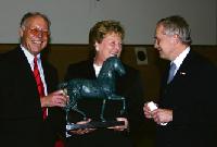 Dr. Erich Herrgen, Christine Beyer und Hans-Peter Schmidt bei der Preisverleihung. 	Foto: FRB