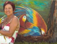 Die brasilianische Künstlerin Graça Estrela vor einem ihrer Gemälde.	 Foto: Veranstalter