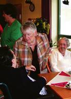 Die Frauen-Union Vorsitzende Ellen Manke im Gespräch mit einigen Bewohnerinnen.	 Foto: VA