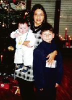 Bei Familie Listl-Vasconez herrscht Weihnachten bayerisch-ecuadorianischer Stilmix. Der kleine Maximilian und Lukas freuen sich schon darauf.	 Foto: Privat, ks