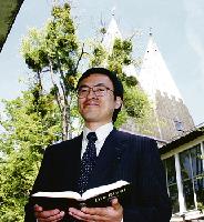 Gottesdienst mit Hiroyuki Tamura  das kommt den Moosachern japanisch vor.