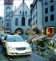 Hü und Hott und viele Taxis: So könnte München aussehen, wenn die Stadt neben rund 150 PS-starken auch zwei PS-starken Gefährten die Durchfahrt erlaubt.