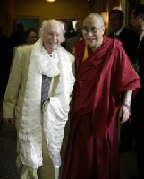 Heinrich Harrer und der Dalai Lama trafen sich letztmals im Juli 2005 in Wiesbaden, wo dieses Foto entstand.	 Foto: Heinrich-Harrer-Museum, Hüttenberg