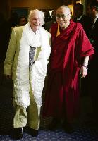 Heinrich Harrer und der Dalai Lama trafen sich letztmals im Juli 2005 in Wiesbaden, wo dieses Foto entstand.Foto: Heinrich-Harrer-Museum, Hüttenberg