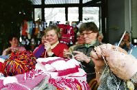 Bis die Finger rauchen: Die Damen in der Seniorentagesstätte in der Schleißheimer Straße haben ihre Leidenschaft fürs Stricken entdeckt. Jetzt spenden sie den Erlös aus unzähligen verkauften Socken und Schals an bedürftige Kinder.