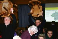 Stühle schleppen hieß es unter anderem für BA-Chef Josef Koch (vorn) zu Beginn der diesjährigen Bürgerversammlung für Berg am Laim. 	Foto: em