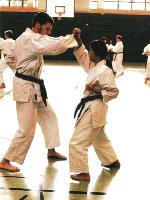 Näher ans eigene »Ich«: Der SV Olympiadorf bietet derzeit kostenlose Karate-Kurse an.	 Foto: VA