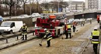 Auch das gehört zum Job der Feuerwehr: Kies zusammenkehren  der hatte das Fahren auf der Tegernseer Landstraße behindert.	 Foto: Feuerwehr