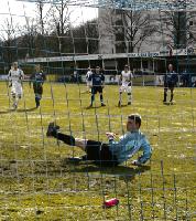 Hier war die Welt des FC Ismaning noch in Ordnung: Andreas Steinweg verlädt den Würzburger Torwart beim Elfmeter.	 Foto: ba
