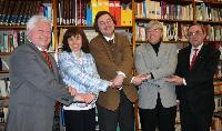Hand in Hand für ein gemeinsames Ziel: Dr. Peter Riedner, Ulrike Weber, Joachim Unterländer, Erhard Wnendt und Karl Embacher (v. li.).	 Foto: cr
