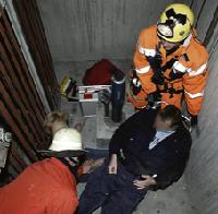 Die Feuerwehr rettet die Verletzten aus dem 
Aufzugschacht.	 Foto: Feuerwehr