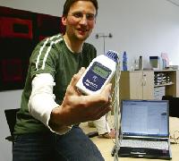 Steht vielleicht irgendwann neben Blutdruckmessern im Regal: Unternehmer Dr. Tosja K. Zywietz stellt auf der »inoventec« sein drahtloses »BlueECG« vor. gf