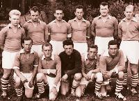 Lang, lang ists her: Schon die Aschheimer Pokalmannschaft 1958 überzeugte mit kessen Frisuren und viel Sportsgeist. Foto: FCA-Archiv