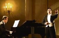 Klangvolle Stimmen und eine kraftvolle Klavierbegleitung erwarten die Zuschauer im Hubertussaal.	Foto: VA