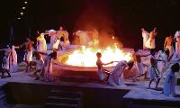 Tempeldiener feiern die Einsetzung von Radames als ägyptischen Heerführer bei der Aida-Monumentalproduktion in der Olympiahalle am Osterwochenende. 	Foto: Styleguide