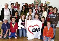 Jubilare und Gratulanten: Die AWO-Ganztagsbetreuung und die Schulsozialarbeit an der Hauptschule Johann-Schmid-Straße feiern derzeit Jubiläum.