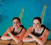 So schön kann Schwimmen aussehen: Die Münchner Isarnixen machten bei den Deutschen Jugendmeisterschaften in Garmisch eine sehr gute Figur. Mit Erfolg, denn sie konnten einige Medaillen mit nach Hause nehmen.	 Foto: Isarnixen