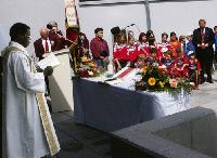 Die Wanderschaft hat ein Ende: Der katholische Pfarrer Hippolyte Ibalayam erteilte dem Sportzentrum des FC Neufahrn feierlich seinen Segen.	 Foto: ba