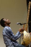 Adjiri Odametey präsentiert mit Freunden aus Ghana Musik aus traditioneller Wurzel. 	Foto: VA
