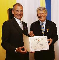 Uwe Raabe (links) wurde vom Vorsitzenden Manfred Hora für seine Verdienste mit dem Presidents Appreciation Award ausgezeichnet.	 Foto: ba