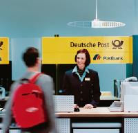 Ob die privaten Partneragenturen den gleichen Service bieten können wie die klassischen Postfilialen - das bezweifeln die Kritiker des Gelben Riesen. Foto: dpwn