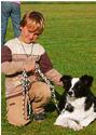 Wenn die Angst der Freundschaft weicht: Beim 
Kind-und-Hund-Kurs der AG »Mia san Hund!« lernen Kinder den Umgang mit den Vierbeinern.	 Foto: VA