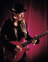 Gitarrengott zu Gast in München: Santana spielt in der Olympiahalle.	 Foto: VA