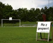 Finger weg vom gepflegten Grün: Das Garchinger Stadion am See ist auf Hochglanz getrimmt.	 gf