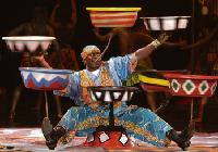 Faszinierende Akrobatik steht im Mittelpunkt der Show »Afrika Afrika«. Foto: Veranstalter