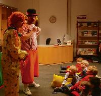 Clownereien in der Stadtbibliothek.	Foto: VA