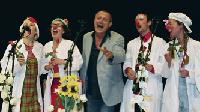 Die singenden KlinikClowns mit ihrem Paten Konstantin Wecker.	Foto:  Volker Derlath