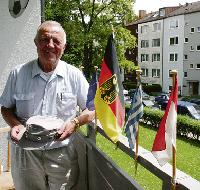 »Nur die Deutschland-Fahne hab ich neu gekauft«: Josef Dorsch, Hauptfeldwebel a.D. hat die Fahnensammlung aus seinem Dienst zu den Olympischen Spielen von 1972 auf seinem Balkon ausgestellt.	Foto: gf