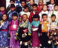 Kindern in Tibet kommt der Erlös des Flohmarktes am Hohenzollernplatz zugute.Foto: Verein