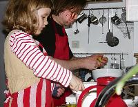 Kochen mit Papa macht besonderen Spaß  auszuprobieren im Haus der Familie.	 Foto: VA