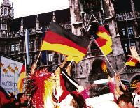 Ein neuer, fröhlicher Patriotismus beherrscht Deutschlands Straßen  zum Beispiel den Marienplatz. Wir werden Weltmeister! Zumindest Weltmeister der Herzen. 	Foto: Daniel Köhler